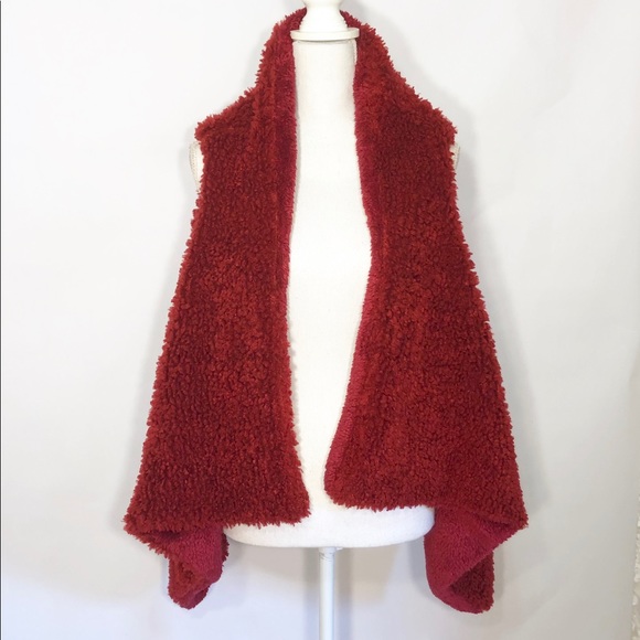 En Creme Red Fluffy Sleeveless Reversible Handkerchief Front Vest Shawl - Picture 3 of 8